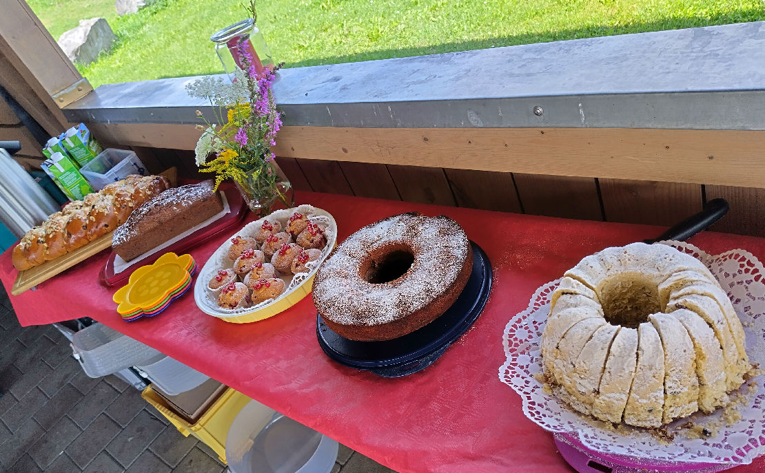 Verschiedene Kuchen stehen auf einem Tisch.