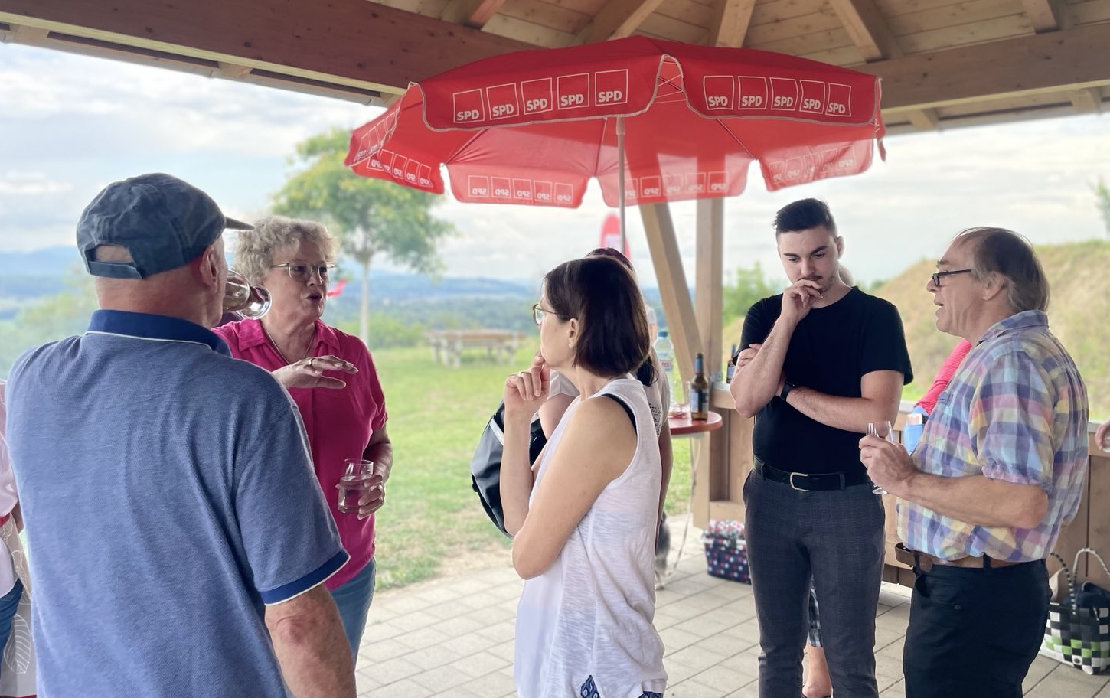 Menschen im Gespräch.